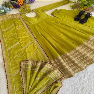 Ensemble robe Anarkali en soie Chinon VASTRA COTTAGE avec broderie lourde en sequins, pantalon et dupatta – Tenue de mariage haut de gamme - Product Image 6