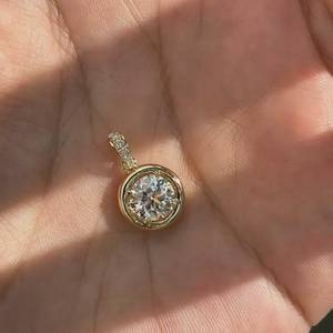 Colgante Solitario de Diamante de Corte Princesa y Redondo de 1.00CT Hecho a Mano, Cultivado en Laboratorio, Oro Sólido de 14K, para Regalo Nupcial o Fiestas de Boda - Product Image 2