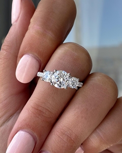 Anillo de Compromiso Clásico con Tres Moissanitas de Fabricación India para Propuestas, Bodas y Regalos Románticos, Disponible para Exportación - Product Image 2