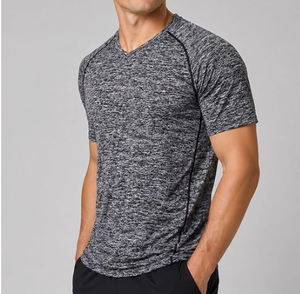 Camiseta deportiva de manga corta con cuello en V y estampado geométrico gris para hombre, de secado rápido y ajuste deportivo. - Product Image 3
