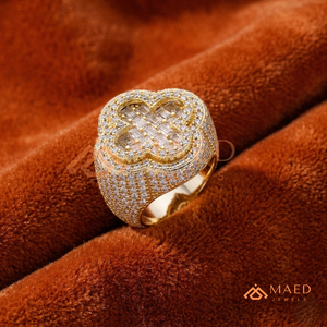 แหวนโคลเวอร์คลาสสิกประดับทองคำเต็มวง – ฝังเพชรทรงบาแกตต์และทรงกลมหลายระดับ – แหวนตราประทับทองคำหนักประดับเพชรเต็มวง - Product Image 1