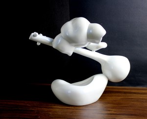 Statue artisanale moderne en résine blanche de Ganesha jouant de la guitare |   Pièce décorative contemporaine du dieu Ganesha pour la maison et le bureau - Product Image 3