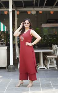 Conjunto de Kurta y Palazzo de Algodón Suave Rojo con Bordado, Cuello en V, Sin Mangas, Corte en A, Largo hasta la Pantorrilla, Traje Étnico para Uso Diario, Tallas M, L, XL, XXL - Product Image 4
