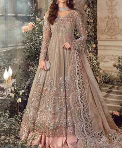 Salwar Kameez traditionnel noir en soie pour femmes avec broderie dorée et dupatta pêche pour les occasions de mariage - Product Image 4