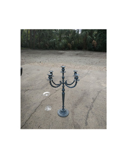 Centro de mesa de candelabros de hierro tradicional de cinco luces perfecto para ceremonias clásicas cenas formales o casas vintage - Product Image 1