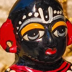 Murti de Gopal de bronce tradicional hecho a mano, con diseño de naturaleza muerta, para la decoración del hogar y la sala de Puja en Diwali - Product Image 3