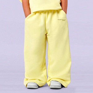 Conjuntos de ropa para niñas de 2 piezas, camiseta y pantalones, conjunto 100% algodón 220GSM, camisetas con logo personalizado, bordado, impresión en relieve, camisetas para niñas - Product Image 2