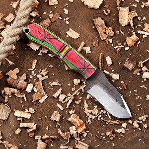 มีด EDC แบบใบตายติดกัน รุ่น Nordic Forge แบบกำหนดเองได้ พร้อมปลอกแบบ Pancake ขนาด 6 นิ้ว ปลายใบมีดแบบ Drop Point ด้ามจับทำจากไม้ Pakka เหมาะสำหรับการลอกหนัง การตั้งแคมป์ และการล่าสัตว์ - Product Image 3