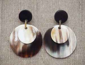 Pendientes Circulares Premium de Cuerno, Joyería Natural Hecha a Mano con Diseño Elegante para Accesorios de Moda y Regalos con Estilo - Product Image 4