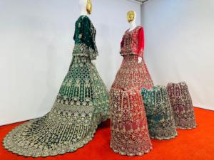 Lehenga de Terciopelo para Novia con Top Corto, Adorno Completo de Jarkan y Cola Dramática, Colección Mahamantra para Bodas - Product Image 2