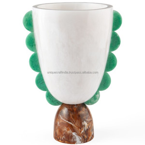 Vase artisanal en résine blanche avec détails d'orbites vertes et base en marbre |   Vase Sculptural Design pour Décoration Moderne - Product Image 1