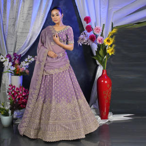 Ensemble Lehenga Choli de créateur avec finition effet mousse, ornements Zari anciens et bordure richement travaillée, et dupatta, pour femme, idéal pour les occasions festives - Product Image 4