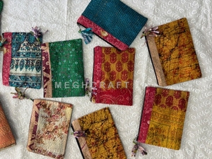 Pochette vintage en soie Kantha brodée avec des pompons, pochette écologique faite à la main avec fermeture éclair pour pièces de monnaie, cartes, téléphone et maquillage - Product Image 2