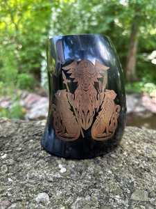 Taza Hecha a Mano de Cuerno de Búfalo con Diseño de Diosa Vikinga Tallada, Forma Natural, Arte Religioso Coleccionable - Product Image 1