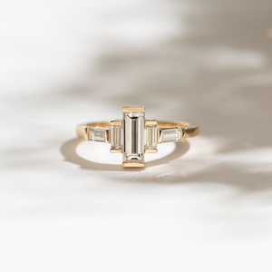 Anillo de compromiso de oro amarillo de 10K con 5 piedras de moissanita talla baguette, banda vintage Art Deco, regalo para mujer - Product Image 1