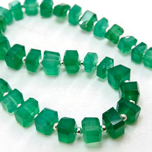 Perles de pierre précieuse onyx vert facettées, forme irrégulière, 8-10 mm, brin de 8 pouces pour la création de bijoux - Product Image 1