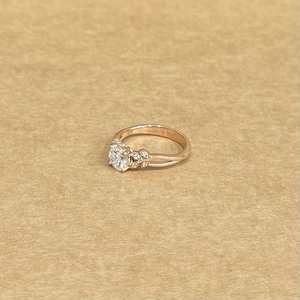 Elegante Anillo de Diamantes Cultivados en Laboratorio, Oro Rosa de 9KT, Corte Redondo, Diamante Central de 0.82CT con Diamantes Laterales, Joyería de Lujo para Mujer, Ideal para Fiestas - Product Image 4