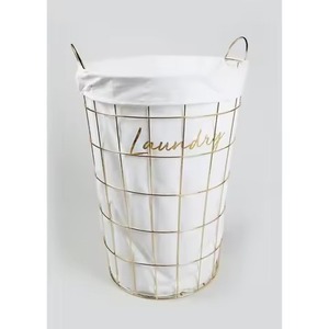 Cesto de Ropa Sucia Personalizado con Rejilla Metálica Dorada, Contenedor de Almacenamiento Grande con Forro de Tela Blanca y Asas Laterales - Product Image 1