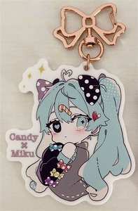 Adorable llavero de personaje de dibujos animados de acrílico: un accesorio lúdico y colorido para mostrar tus personajes favoritos - Product Image 2