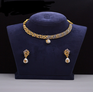 Conjunto dorado inspirado en un pavo real majestuoso con intrincados diseños en espiral y piedras. Disponible a precios de mayorista. - Product Image 4