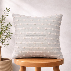 Hermosa Funda de Almohada Boho Negra y Blanca Tejida a Mano, Tamaño Extra Grande, Personalizada con Borlas Negras y Flecos Minimalistas - Product Image 4