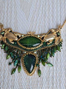 Collier de broderie de perles accrocheur bijoux artisanaux avec des perles de verre pour une ambiance chic et festive - Product Image 4