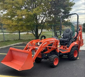 Mini-chargeuse-pelleteuse Kubota 4x4 multifonctionnelle pour la ferme avec godet avant et accessoire de terrassement arrière – Vente en gros - Product Image 1