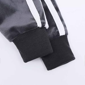 Color personalizado diseño liso niños ropa conjunto venta al por mayor chándales niños terciopelo 2 uds traje personalizado - Product Image 3