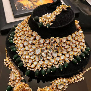 Conjunto de collar choker tradicional afgano con filigrana dorada, con detalles de piedras verde esmeralda, rubí y perlas blancas. - Product Image 1