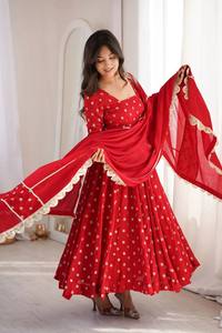 Ensemble de robe traditionnelle indienne pakistanaise en coton rouge pour femmes avec imprimé floral blanc, longueur cheville, coupe régulière, tenue de mariage - Product Image 2