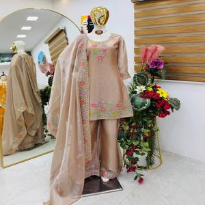 ชุดคุर्ติปาลาซโซปักลายสำหรับผู้หญิง VASTRA COTTAGE พร้อมผ้าคลุมไหล่ประดับเลื่อม คอทรงกลม เหมาะสำหรับงานปาร์ตี้และงานเฉลิมฉลอง - Product Image 2