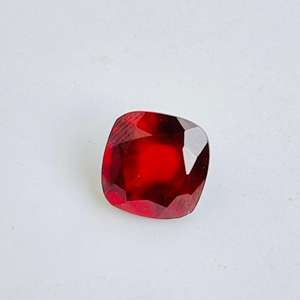 Lote al por mayor de piedras preciosas sueltas calibradas facetadas de granate rojo natural de 7x7 mm con corte cuadrado tipo cojín para fabricación de joyas - Product Image 1