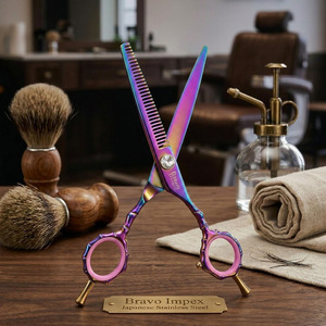 Ciseaux à cheveux professionnels en acier inoxydable à lame courbée pour droitiers, ciseaux de barbier anti-fatigue pour une coupe sans effort - Product Image 1