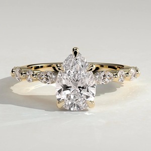 แหวนหมั้นเพชรทรงลูกแพร์ ทองคำสีเหลือง ประดับเพชรด้านข้าง สไตล์ทันสมัย รับรองโดย IGI สำหรับผู้หญิง - Product Image 1