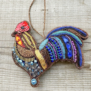 Adorno de árbol de Navidad de granja de gallo con cuentas vibrantes con plumas de cola azul y acento brillante, arte de cocina de campo hecho a mano - Product Image 1