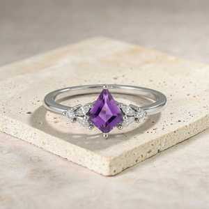 Bague en argent sterling 925 avec améthyste taille cerf-volant, améthyste naturelle, bague de fiançailles minimaliste, cadeau pierre de naissance de février - Product Image 1