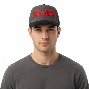 Gorra Trucker Gris para Hombre, con Logotipo Rojo Bordado Personalizado, Malla Trasera, Ajustable, Estilo Urbano - Product Image 1