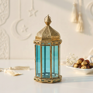 Lanterne à bougie hexagonale en verre coloré et métal doré, dernière tendance, pour la décoration de la maison pendant le Ramadan - Product Image 1