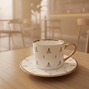 Ensemble tasse et soucoupe à café et thé en céramique avec un design géométrique élégant, bordure et anse dorées - Product Image 5