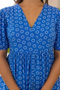 Robe midi décontractée d'été pour femme, coupe ample, respirante, à imprimé floral bleu, col en V, manches courtes, coupe trapèze, ourlet étagé - Product Image 2