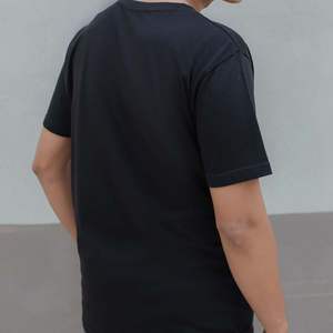 เสื้อยูนิฟอร์มพนักงานร้านอาหาร เสื้อเชฟ เสื้อพนักงานเสิร์ฟ ผ้าฝ้าย 100% มีสินค้าในสต็อก เสื้อผ้าสำหรับงานบริการ สีดำ สีขาว เสื้อยืดพนักงานเสิร์ฟในครัว รับผลิตแบบ OEM ODM - Product Image 5