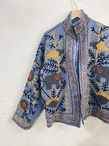 Veste vintage Suzani brodée à la main en coton bleu, style bohème chic, motif animalier, vêtement d'extérieur ethnique, design ouzbek, col montant pour femme - Product Image 3