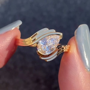 Elegante Anillo de Compromiso y Boda Minimalista con Diamante Cultivado en Laboratorio con Corte de Pera VVS+, Media Montura, Oro Amarillo de 10K, Certificado IGI - Product Image 4