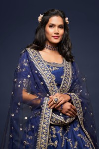 Conjunto de Lehenga Choli Azul Bordado Rivaayat House con Estampado Floral, Traje de Novia con Dupatta, Cuello Barco, Manga Corta, Largo hasta el Suelo - Product Image 4