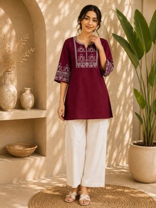 Ensemble Kurti en coton brodé marron pour femmes avec pantalon blanc, style décontracté ample, style indien pakistanais, à porter toute l'année - Product Image 1