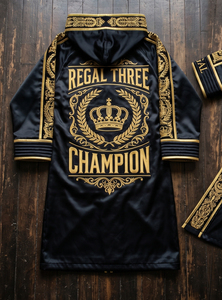 Bata de Boxeo Regal Three Negra con Bordado Dorado, Bata con Capucha para Hombres, Ropa de Artes Marciales, Bata 100% Poliéster, Diseño de Campeón - Product Image 2