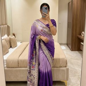 Sari en viscose pure et soie Dola avec tissage bicolore, richement orné de Meenakari et bordure contrastante en Zari, sari traditionnel pour les fêtes - Product Image 2