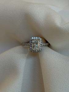 Diamant de laboratoire taille radiant de 1,3 carats avec halo, sertissage cathédrale bas-moyen, bande pavée, certifié IGI - Product Image 2