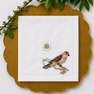 Petit détail d'oiseau, la broderie ludique ajoute une touche jeune et vivante. - Product Image 1