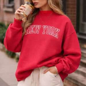 Sudadera Roja Oversize Personalizada para Mujer con Letras de Varsity de Nueva York, Cuello Mock y Hombros Caídos, de Felpa Pesada - Product Image 1